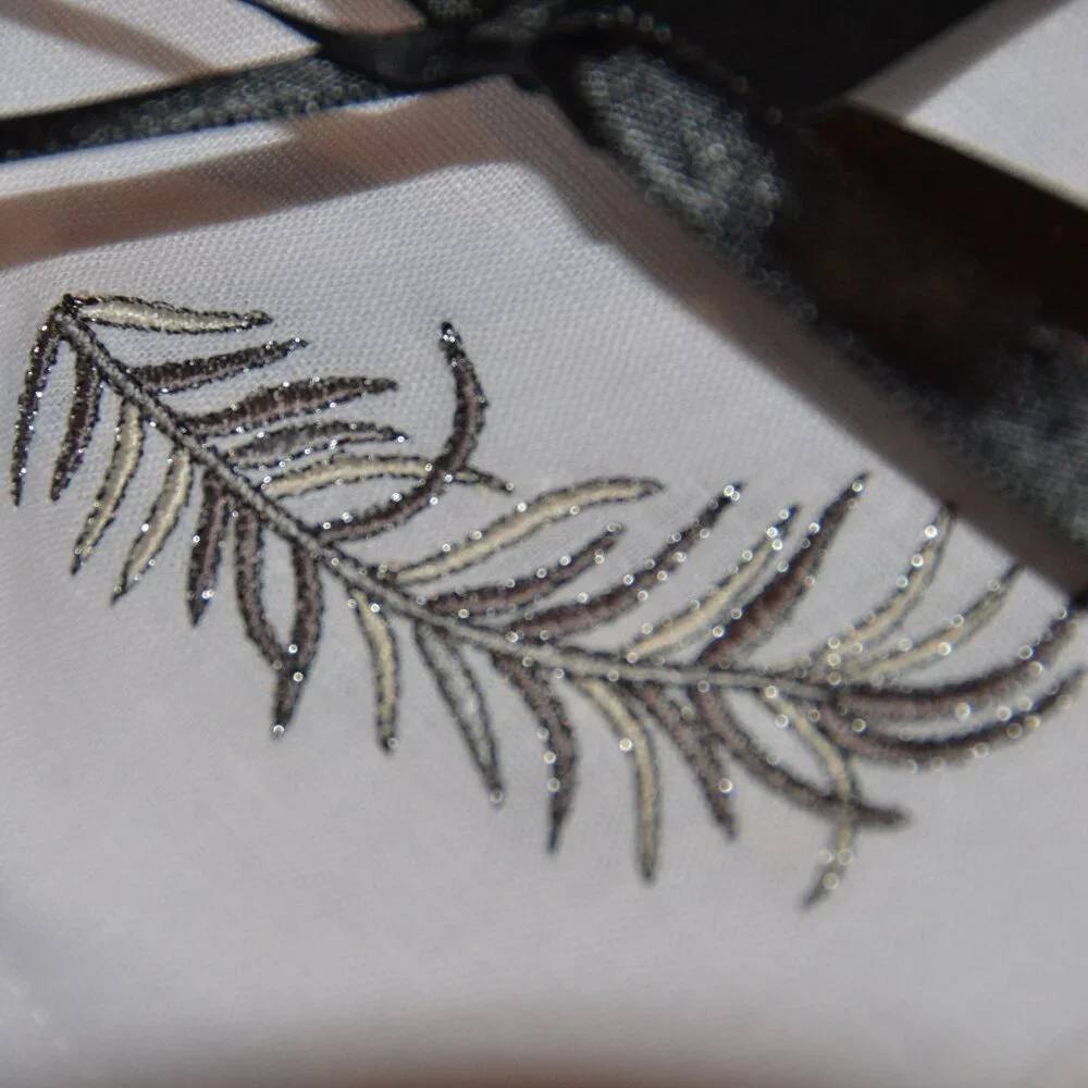 RARE SET KIM SEYBERT LIVING 4 SILVER EMBROIDERED FEATHER COCKTAIL BAR NAPKINS